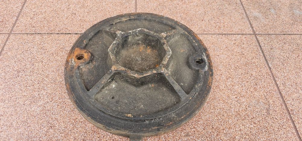 Właz żeliwny pokrywa studzienki d400 320 mm