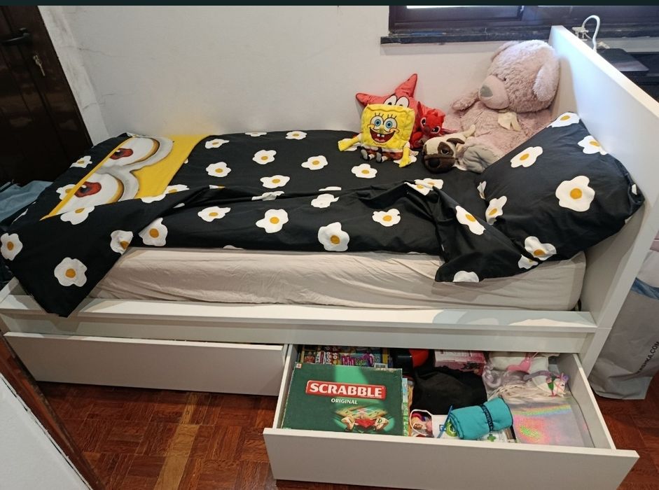 Cama solteiro com 2 gavetões IKEA e colchão