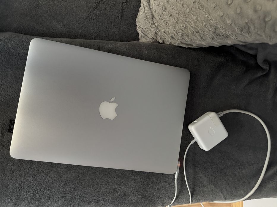 Macbook air z roku 2011