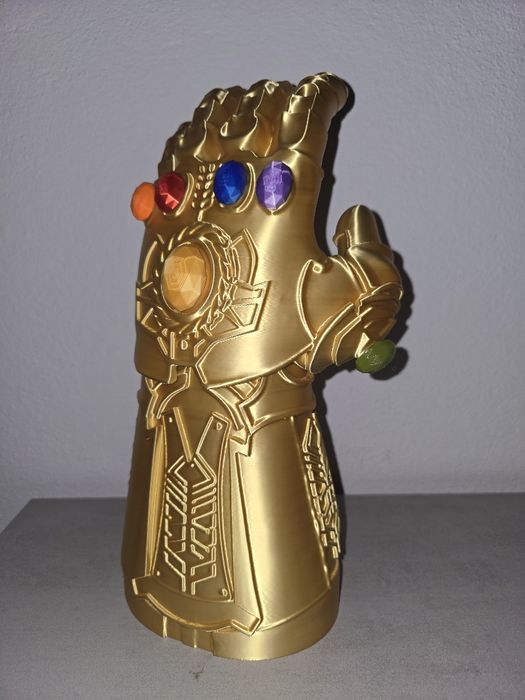 Luva tamanho real de thanos