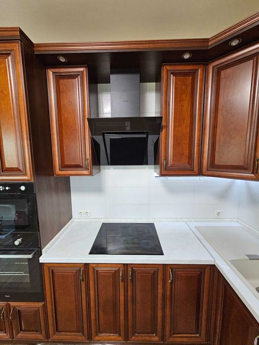Продам Кухню 280 * 250 з натурального дерева