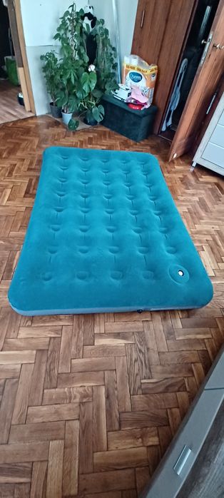 Materac dmuchany z wmontowaną pompką nożną RIWALL PRO