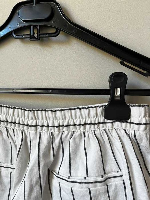 Białe eleganckie spodnie w paski Bershka 38 M chinosy garniturowe