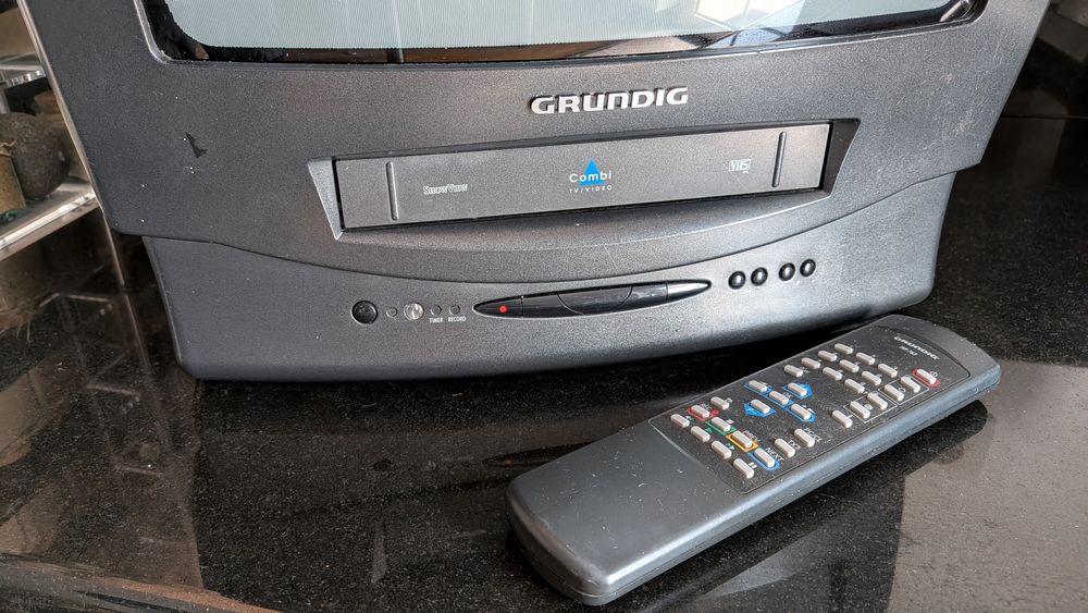 Televisão/video pequena GRUNDIG