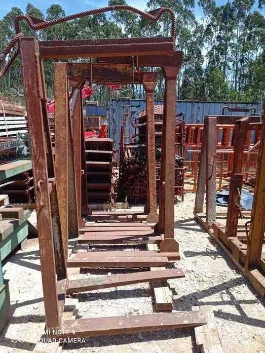 Baldes e Garfos / Porta Paletes para Grua - Usado