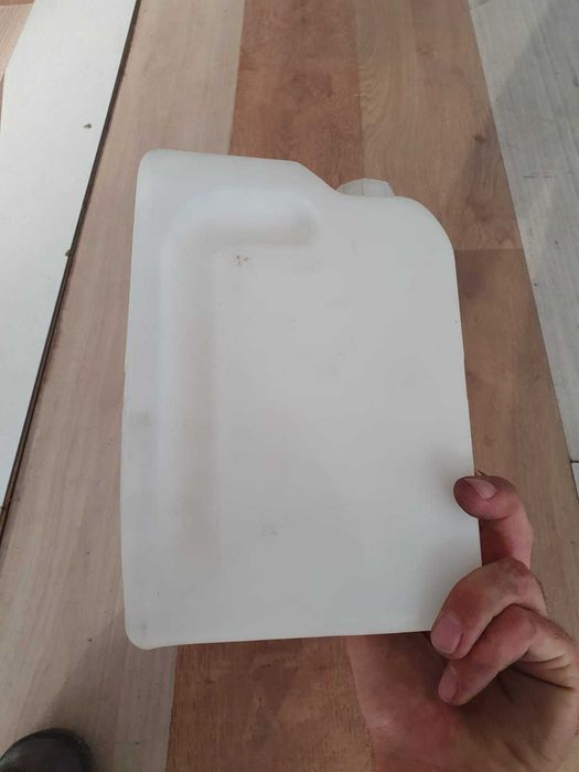 Kanister plastikowy 2L nowy