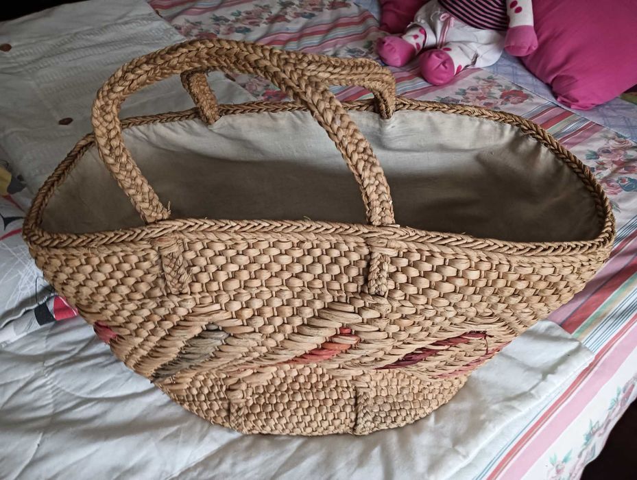 Cesta em Palhinha grande e extra forte forrada no seu interior