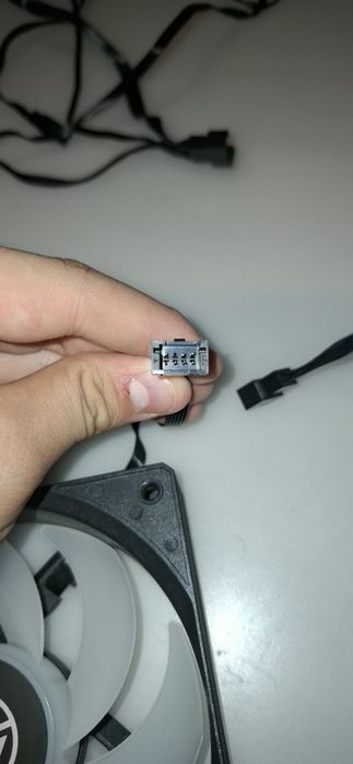 Pack ventoinhas 3 LIAN LI com o cabo de ligação á placa mãe