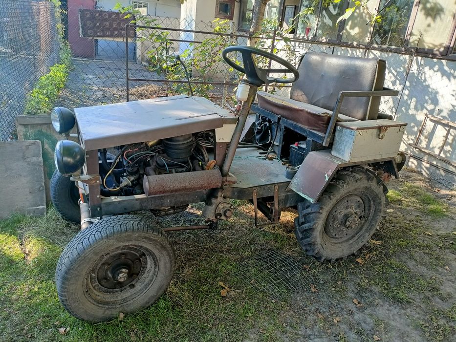 Саморобний трактор з причіпом та навісним