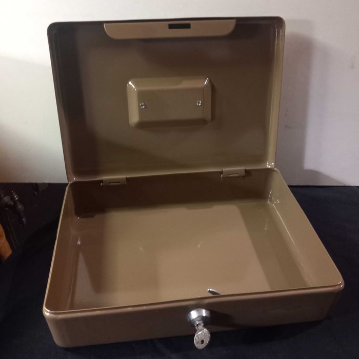 Cofre em metal com pega