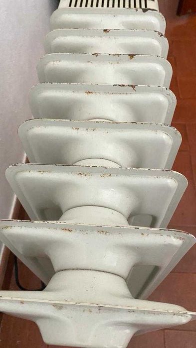 Aquecedor a óleo marca SAVANA 1.500 W com rodas