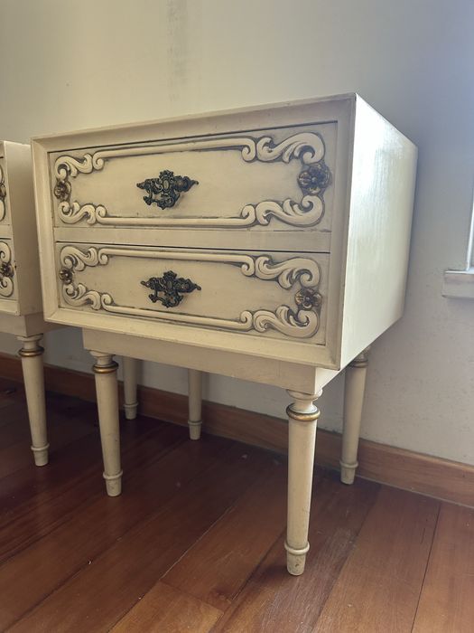 Mesa de Cabeceira Vintage em Madeira (só uma)