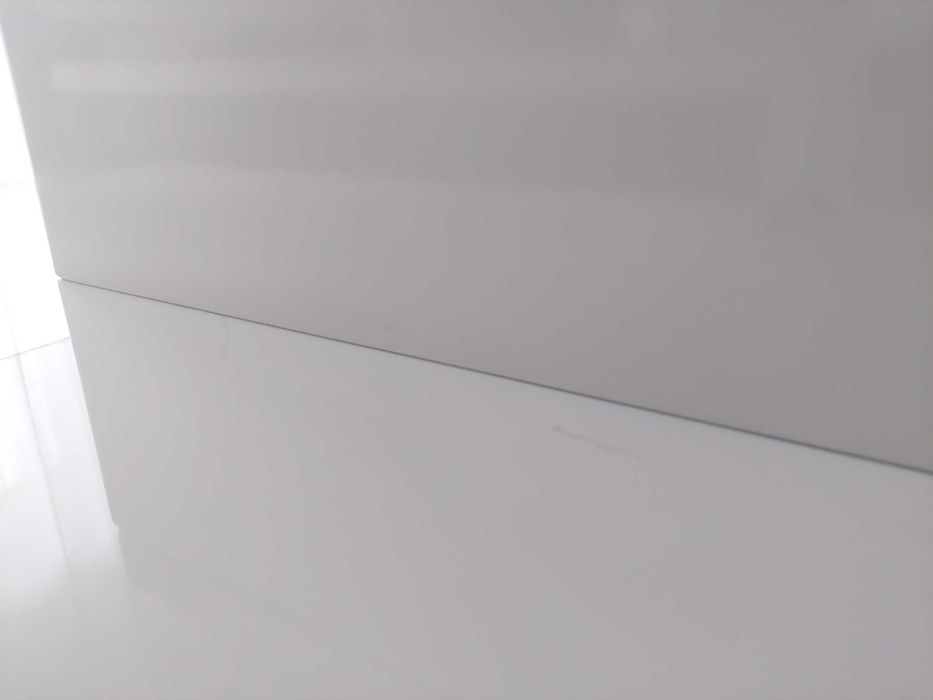 Mesa de centro com vidro temperado e MDF branco