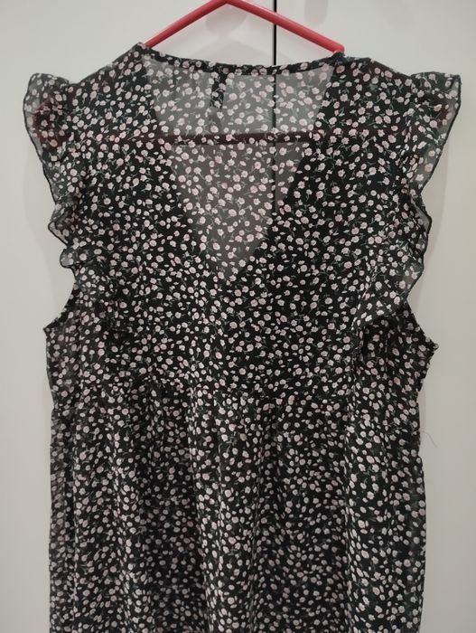 Blusa com folhos super fresca. Preta rosa e branca.