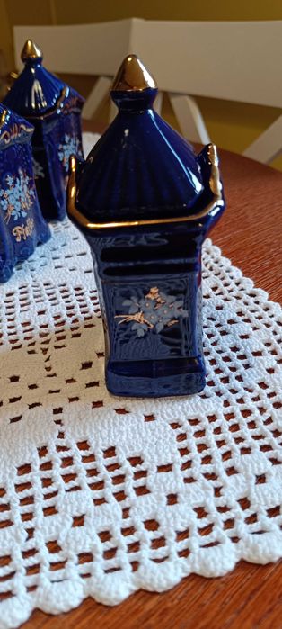 Pojemniki kobaltowe z porcelany złoconej