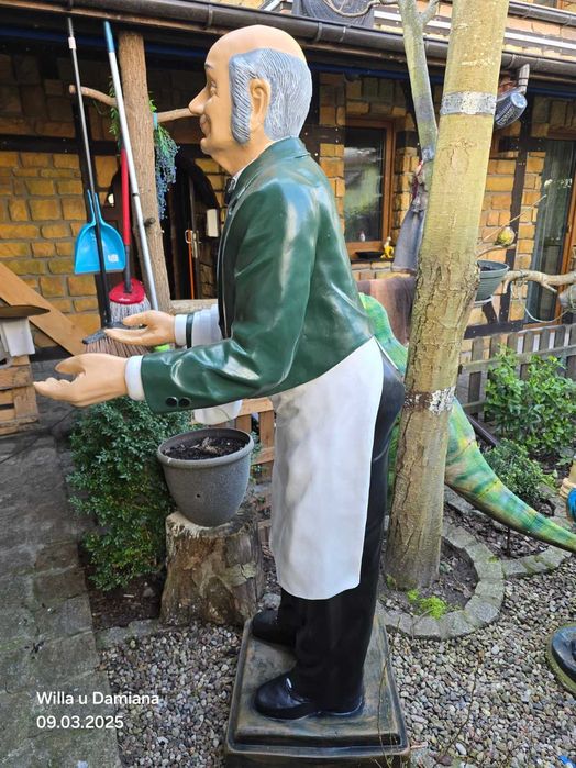 Figurka kelner z tacą 180 cm do ogród, smażalnia kawiarnia restauracja