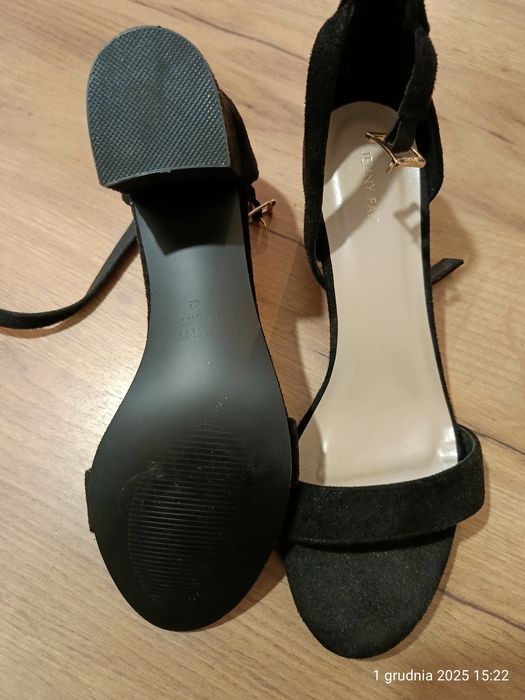 Nowe czarne sandałki