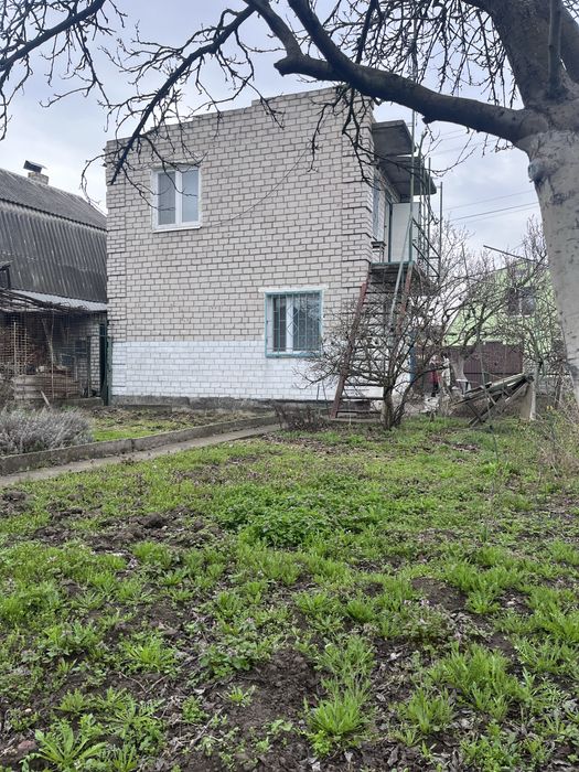Затишна дача поряд з Лівим берегом