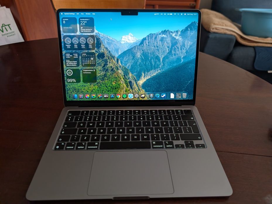 MacBook Air M2 8/256 GB jak nowy!