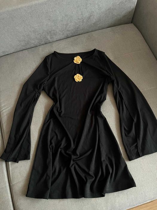 Sukienka wizytowa rozcięte rękawy złote guziki urocza czarna