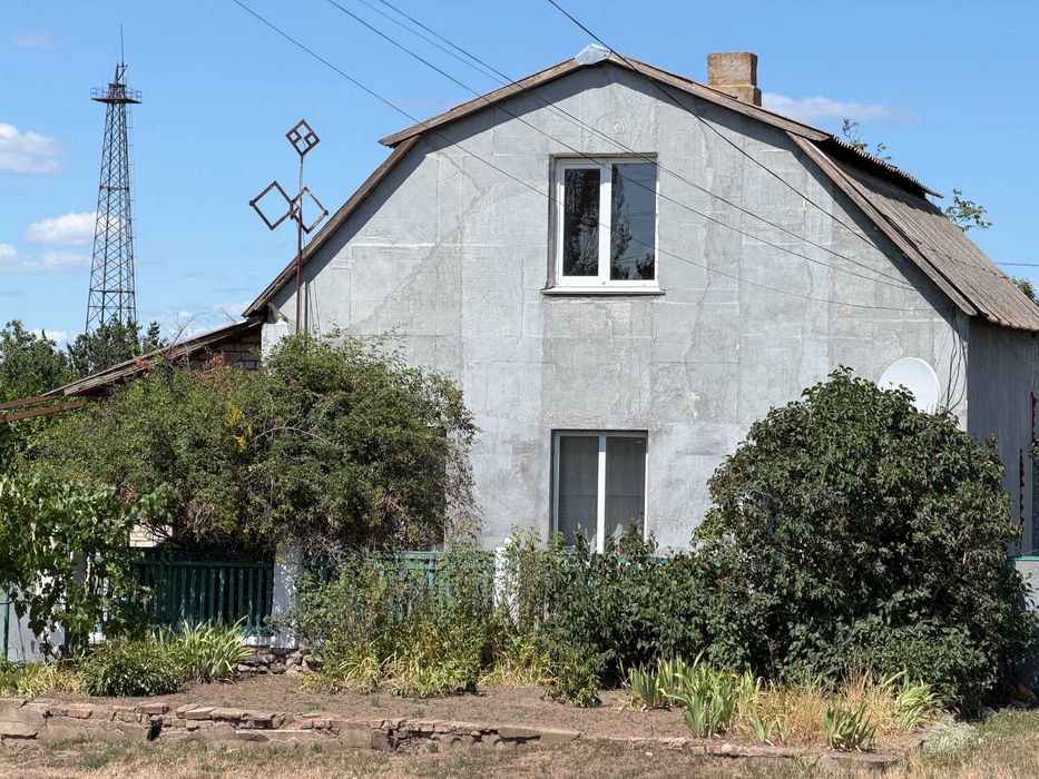 Продаж будинку з двором, садом і технічними спорудами