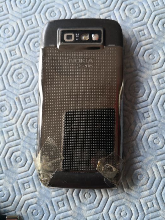 Nokia E71 Cizento a funcionar. Bloqueado Meo. Possui uma peça partida.