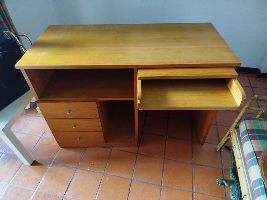 Secretária com arrumação