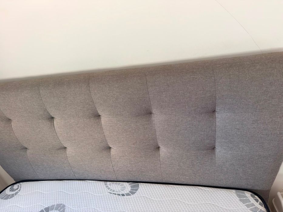Cama, cabeceira e colchao