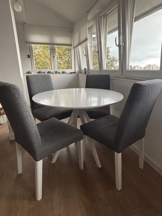 Conjunto mesa e cadeiras SKLUM branco e cinzento