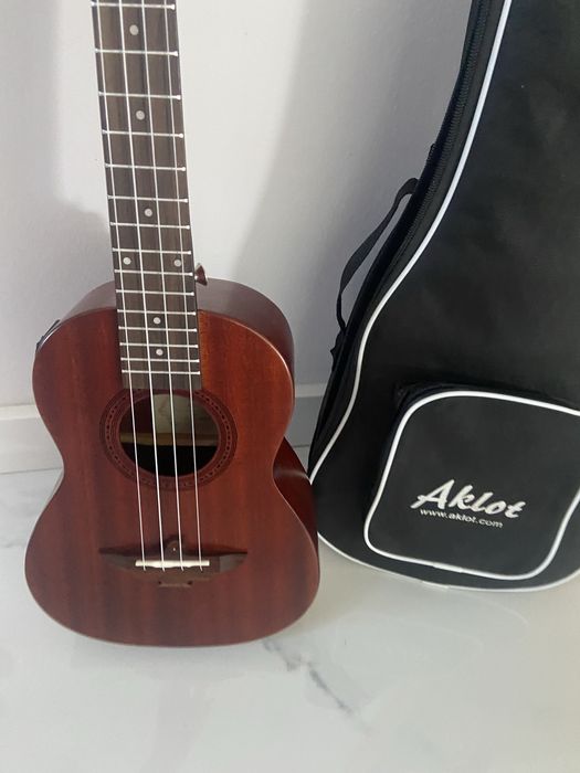 Ukulele giatara .