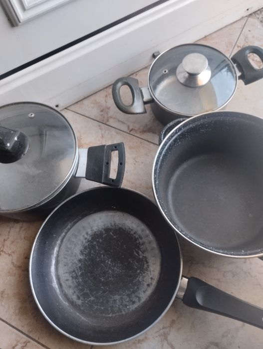 varias panelas em bom estado