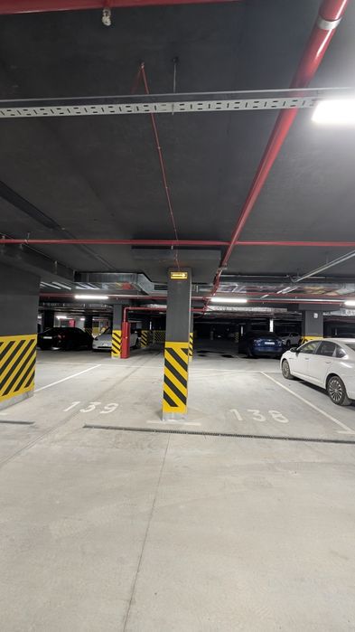 Здається велике паркомісце в паркінгу ЖК Манхетин