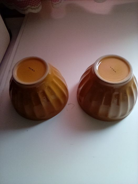 Potes e cumbucas e chávenas de porcelana