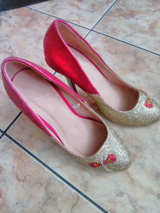 Szpilki brokatowe czerwono-złote 38