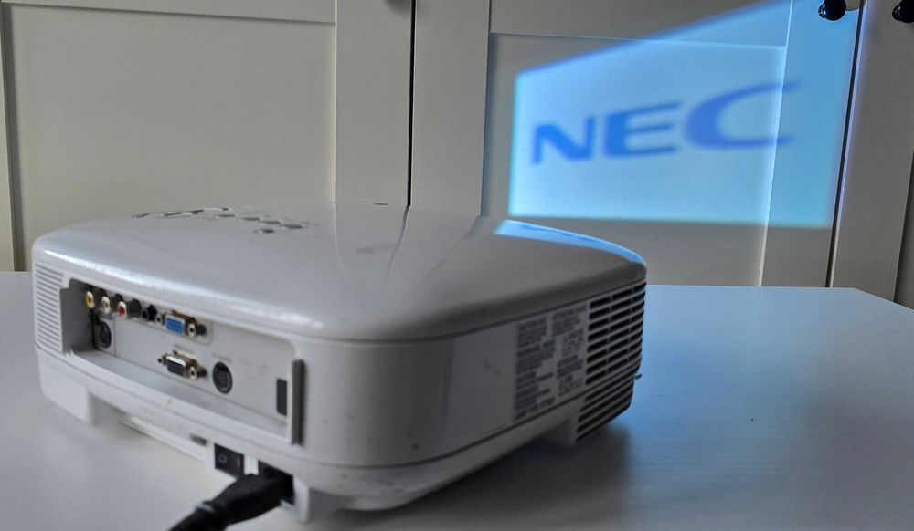 Projektor LCD NEC VT 47