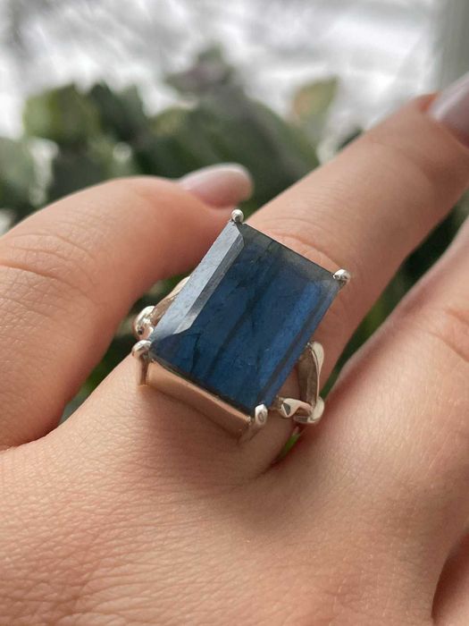Серебряное кольцо с синим лабрадором. Размер 17.75