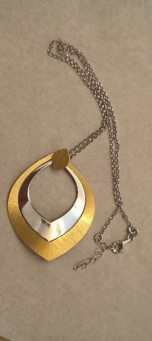 Colar moderno e elegante em prata