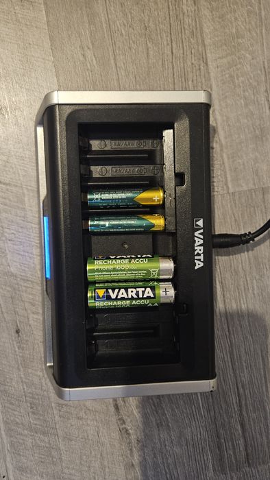ШВИДКА! Зарядка Varta LCD Multi Charger 8 слотів AA/AAA + USB гаджети