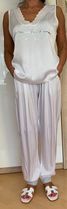 Kostium biały dwuczęściowy.