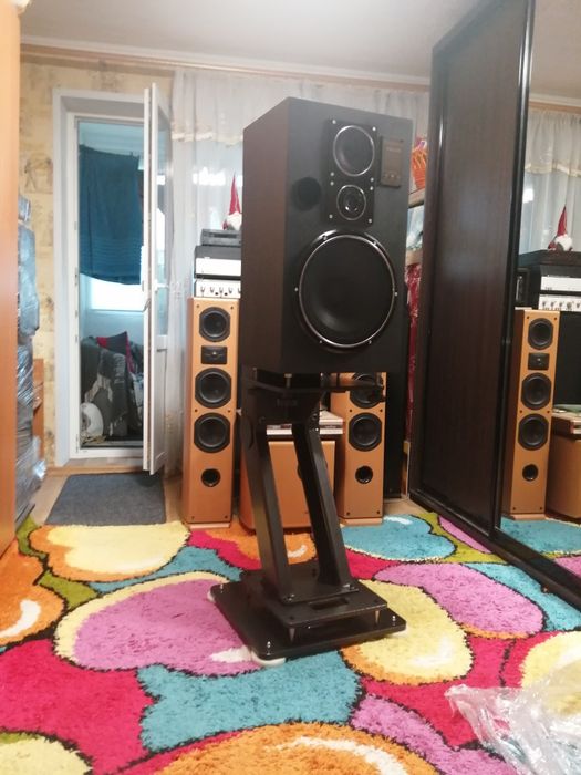 Оригинальные стойки под акустику Кливер Корвет