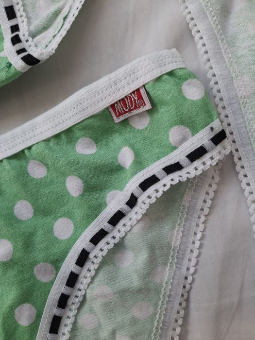 Trzy sztuki majteczek dla dziewczynki