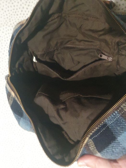 Mala de tecido aos quadrados.