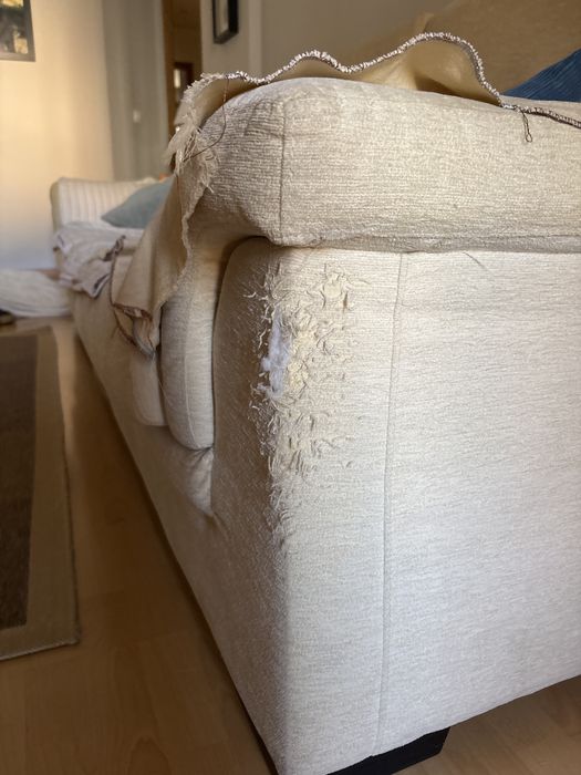 Sofa beje muito usado