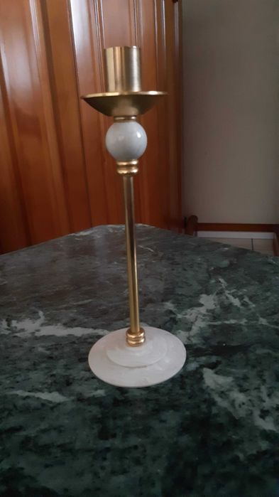 Castiçal em metal dourado