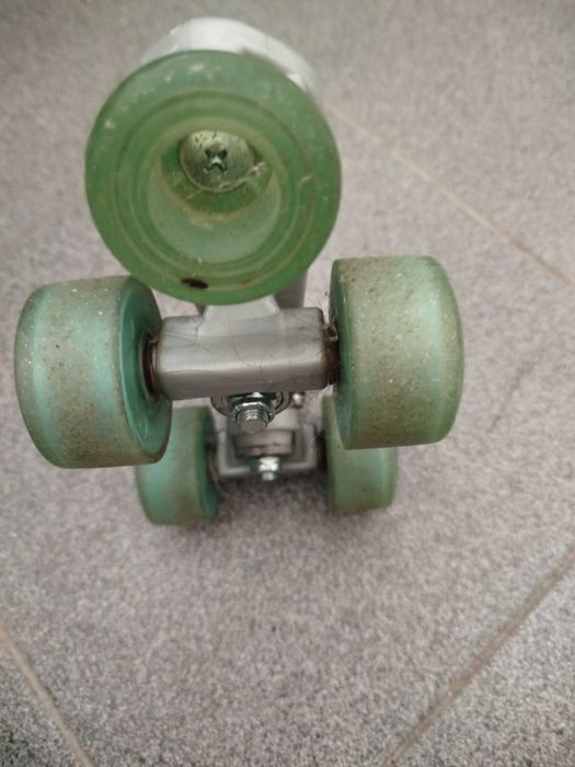 Patins de criança, adaptáveis a sapatilhas.