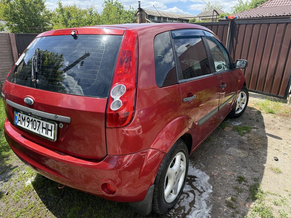 Продам машину Ford fiesta