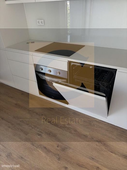 Apartamento Novo com Varanda e Garagem junto ao Hospital de São João –