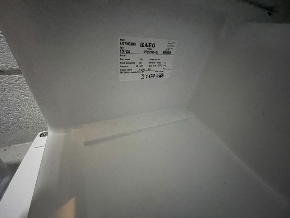 Arca Congeladora Vertical AEG A72710GNWO - Com Avaria