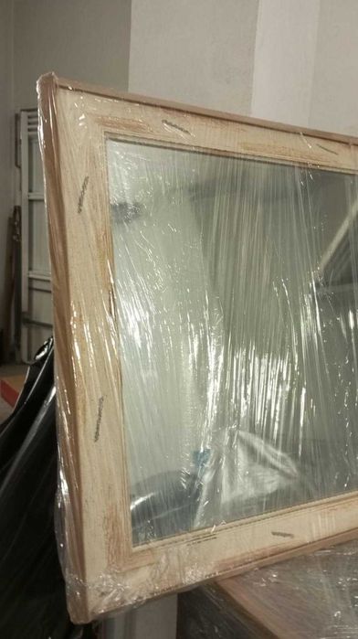 Espelho com rebordo de madeira trabalhada  com Beje