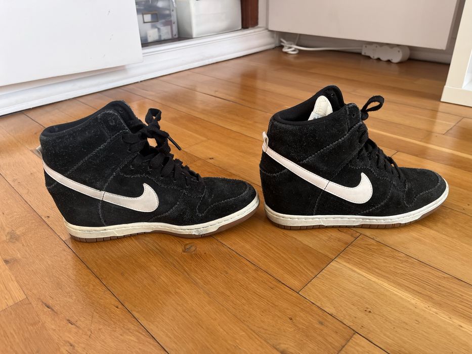 Ténis Nike com salto alto